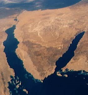 088-Синайский полуостров, слева-Синайский залив, справа- акабски